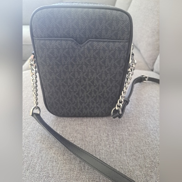 Michael Kors Jet Set Medium Flight Crossbody with silver hardware EUC - Picture 3 of 10